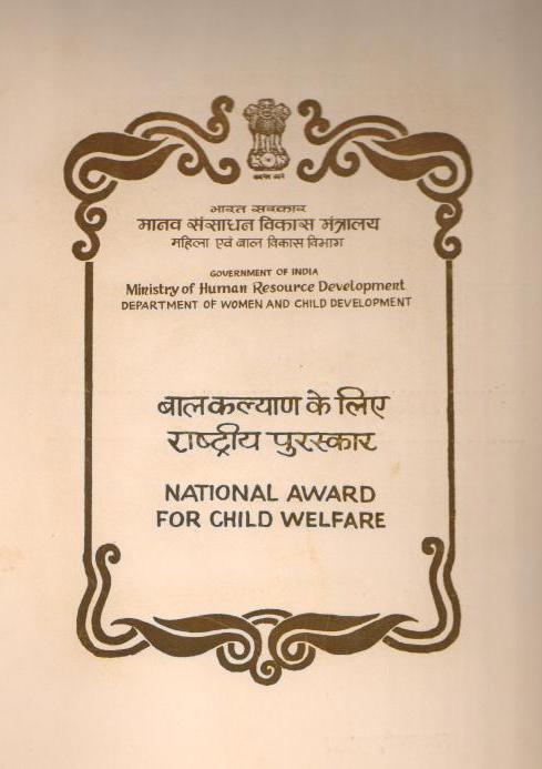 Vidyaben Shah receiving the National Award for Child Welfare in 1987